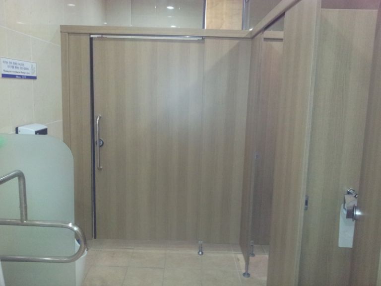 장애인화장실칸막이